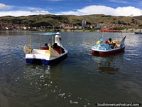 Alugue um barco de pedal em forma de um animal perto do porto em Puno de algum divertimento na água. Peru, América do Sul.