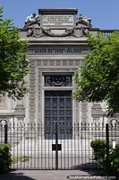 Museu de Arte Italiana com grande entrada e prédio em Lima. Peru, América do Sul.