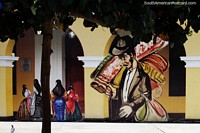 Área cultural en el centro de Lima con grandes obras pintadas alrededor de arcos amarillos. Perú, Sudamerica.
