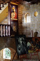 Versão maior do Pinturas e janelas de luz brilhante dentro do castelo em Lamas.