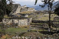 Versão maior do Vista espetacular das ruínas de Kuelap, o quadro geral, uma antiga civilização de Chachapoyas.