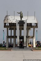 Monumento do oficial da Marinha Miguel Grau Seminario (1834-1879) na praça de Chimbote. Peru, América do Sul.
