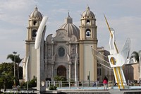 Catedral de Chimbote (1983), en la parte nueva de la ciudad. Perú, Sudamerica.