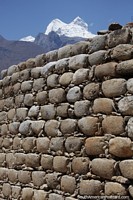 Muro de piedra en las ruinas de Tumshukayko y un pico nevado en Caraz. Perú, Sudamerica.