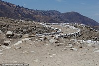 Camino de piedra alrededor de las ruinas de Tumshukayko en las montañas de Caraz. Perú, Sudamerica.