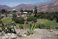 Caraz con montañas lejanas y valles verdes. Perú, Sudamerica.
