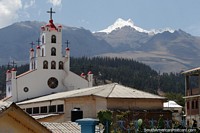 Iglesia Señor de la Soledad en Huaraz con el pico de la montaña cubierta de nieve detrás. Perú, Sudamerica.