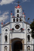 Reconstruída após o terremoto de 1970, a Igreja Senor de la Soledad em Huaraz. Peru, América do Sul.