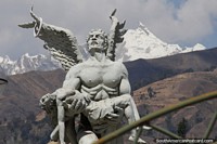 Ángel rescata a una dama, monumento en el parque de Huaraz, montañas nevadas detrás. Perú, Sudamerica.