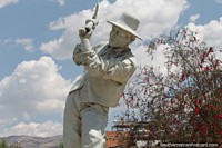 Homem de chapéu balança uma picareta, estátua cultural no parque em Huaraz. Peru, América do Sul.