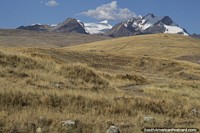 Cadeias de montanhas com neve entre Huaraz e Conococha. Peru, América do Sul.