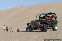 Buggy de areia empoleirado em uma crista nas dunas de Huacachina. Peru, América do Sul.