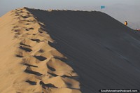 O pico de uma enorme duna de areia em Huacachina, o melhor lugar para se pôr do sol. Peru, América do Sul.