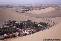 No la luna, esto es Huacachina y Ica, tierra de dunas de arena. Perú, Sudamerica.