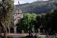 Edificio histórico con arcos y árboles en la Plaza San Francisco en Cusco. Perú, Sudamerica.