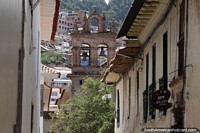 Versão maior do Torre da igreja de San Blas vista de um beco em Cusco.