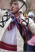 Hombre vestido con túnica blanca, muy moderno, bailarín en Cusco. Perú, Sudamerica.