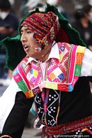 Los bailarines se presentan con una variedad de disfraces en Cusco. Perú, Sudamerica.