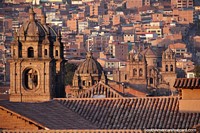 Increíble variedad de torres y cúpulas de iglesias de piedra al amanecer en Cusco.