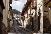 Ruas e paredes de paralelepípedos, becos interessantes para explorar em Cusco. Peru, América do Sul.