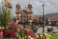Igreja da Companhia de Jesus na Plaza de Armas com jardins de flores em Cusco.