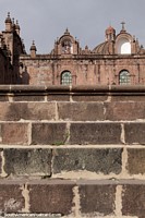 Os degraus levam até a igreja, tudo em pedra, Cusco. Peru, América do Sul.