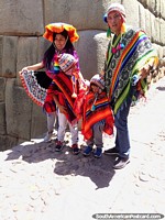 Mientras esté en Cusco, compre ropa tradicional para toda la familia. Perú, Sudamerica.