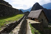 Explore Machu Picchu, a cidade inca do século XV construída a 2430m, a 80 km de Cusco. Peru, América do Sul.