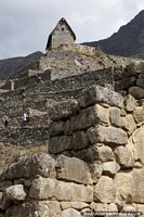Cabana de pedra no topo da fortaleza de pedra inca de Machu Picchu.
