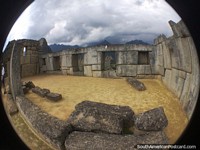 Ventana a través de un antiguo edificio de piedra hecho de losas de piedra en Machu Picchu. Perú, Sudamerica.