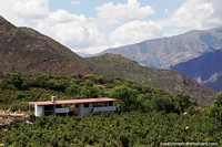 Uma casa aberta em terras verdes nas montanhas ao redor de Chumbes. Peru, América do Sul.