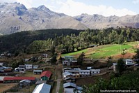 Comunidade e terras agrícolas ao redor de Uripa, a oeste de Andahuaylas. Peru, América do Sul.