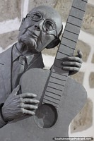 Escultura de um homem com seu violão em Ayacucho. Peru, América do Sul.
