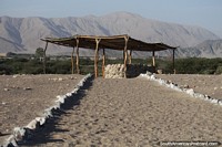 Versão maior do Caminho a pé entre covas no cemitério de Chauchilla em Nazca.