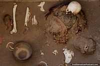 Cráneo y huesos y una olla vieja, cementerio de Chauchilla, Nazca. Perú, Sudamerica.