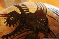 Versão maior do Desenho pintado em cerâmica com figura e padrões, Museu Maria Reiche, Nazca.