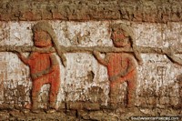 Figuras esculpidas nas paredes e escavadas na cidade de Moche em Trujillo. Peru, América do Sul.