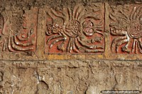 Criaturas semelhantes a aranhas esculpidas nas paredes de um poço na cidade de Moche em Trujillo. Peru, América do Sul.