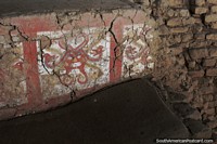 Versão maior do Símbolos Moche pintados nas paredes de poços internos no Templo da Lua, Trujillo.