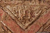 Escavações nas paredes do templo Moche revelam faces de barro em Trujillo.