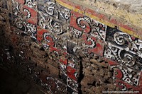 Murais de parede intrincados descobertos nos antigos poços da cidade de Moche em Trujillo. Peru, América do Sul.