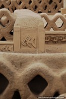 Formas e formas das paredes de tijolos de adobe no sítio arqueológico de Chan Chan em Trujillo.