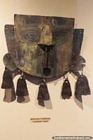 Máscara funerária feita de metal no museu Chan Chan em Trujillo.
