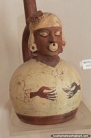 Botella antropomorfa (curandero), fina cerámica, antigüedad de Chan Chan en el museo de Trujillo.