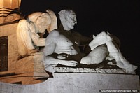 Las figuras de piedra residen casualmente y se relajan en la plaza central de Trujillo. Perú, Sudamerica.