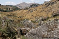 Rochas espalhadas pelas planícies cobertas de grama em Cumbemayo, Cajamarca.