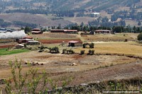 Fazendas, galpões e terras de cultivo, a zona rural entre Cajamarca e Namora. Peru, América do Sul.