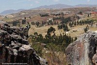 Mirador con vistas al hermoso terreno rocoso y montañoso alrededor de Namora. Perú, Sudamerica.