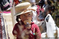 Garota de chapéu come sorvete em Namora. Peru, América do Sul.