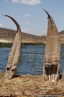 Canoas hechas con juncos con techo de paja se encuentran junto a la laguna de San Nicolás en Namora. Perú, Sudamerica.
